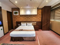 هتل سی و سه پل