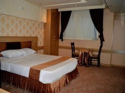 هتل سی و سه پل